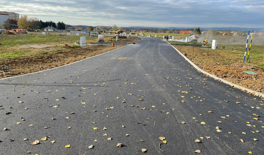 Ve Veselí nad Moravou "na Hutníku" pokračují práce pro výstavbu rodinných domů. 
